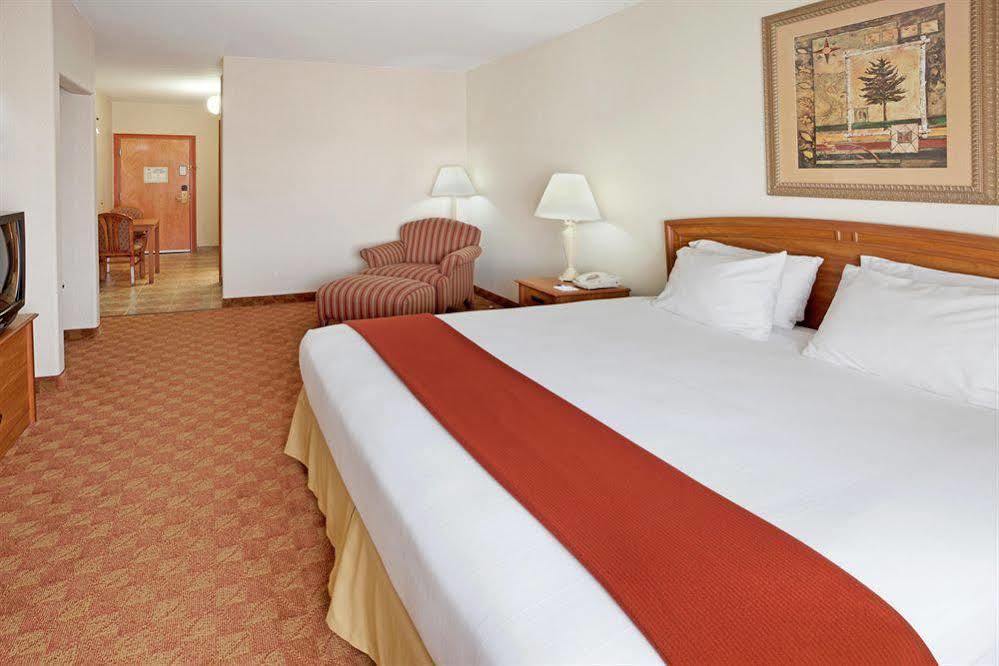 Holiday Inn Express Hotel And Suites Brownsville By Ihg Exterior foto